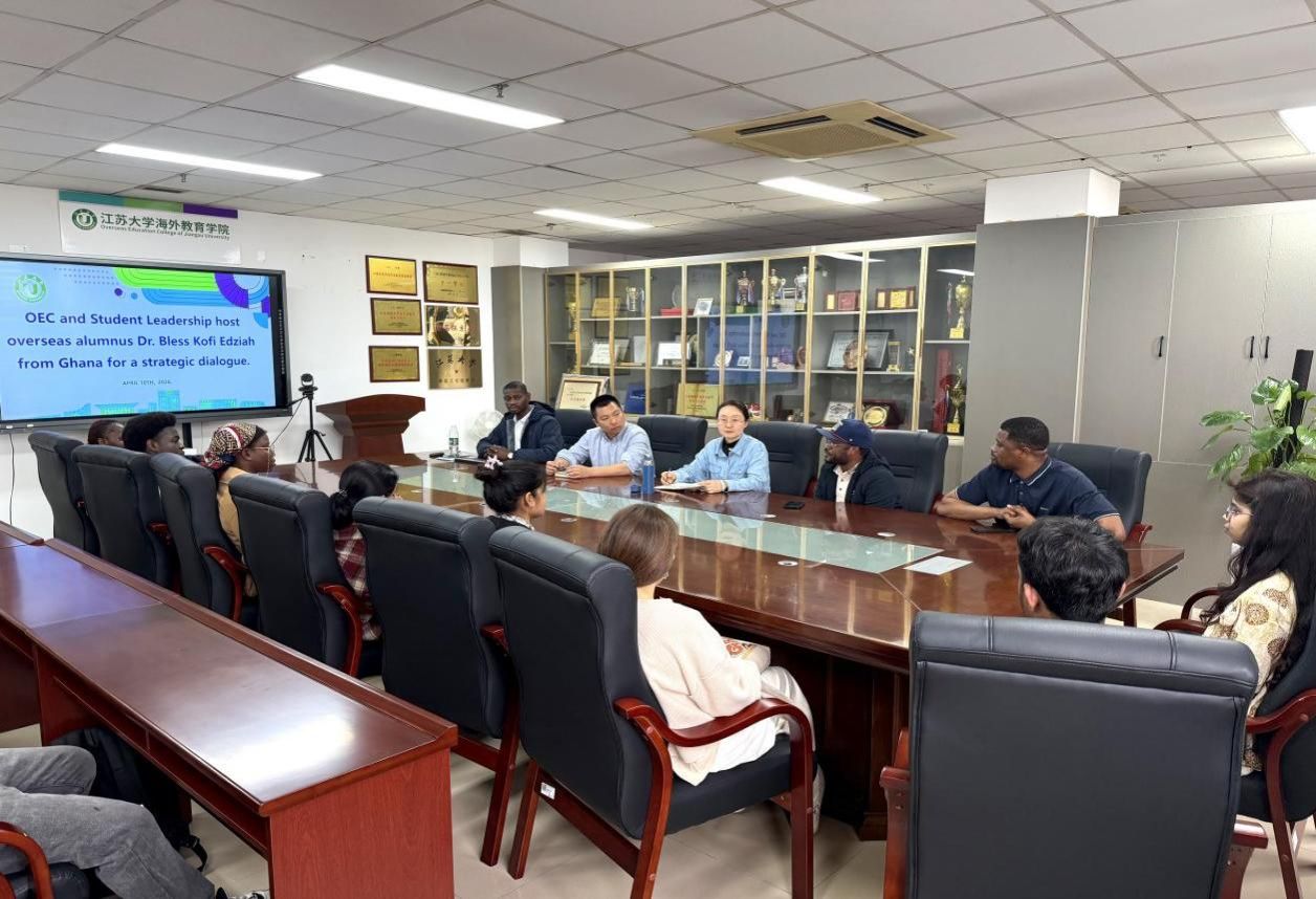 加纳籍优秀留学生校友布莱斯·科菲·埃齐亚返校座谈交流