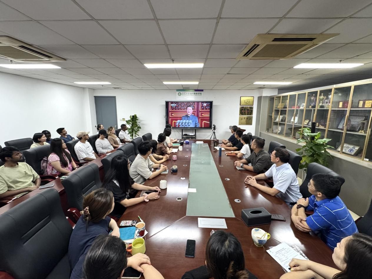 海外教育学院组织观看纪念中国人民抗日战争暨世界反法西斯战争胜利80周年大会