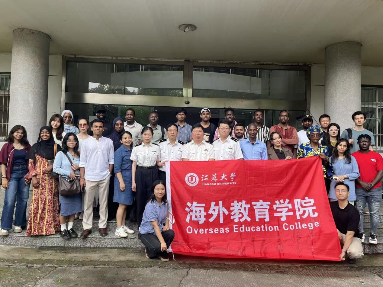 留学生走进镇江海关零距离感受国门科技防线